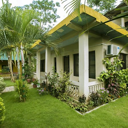 Sauraha Nana Hotel Exteriör bild