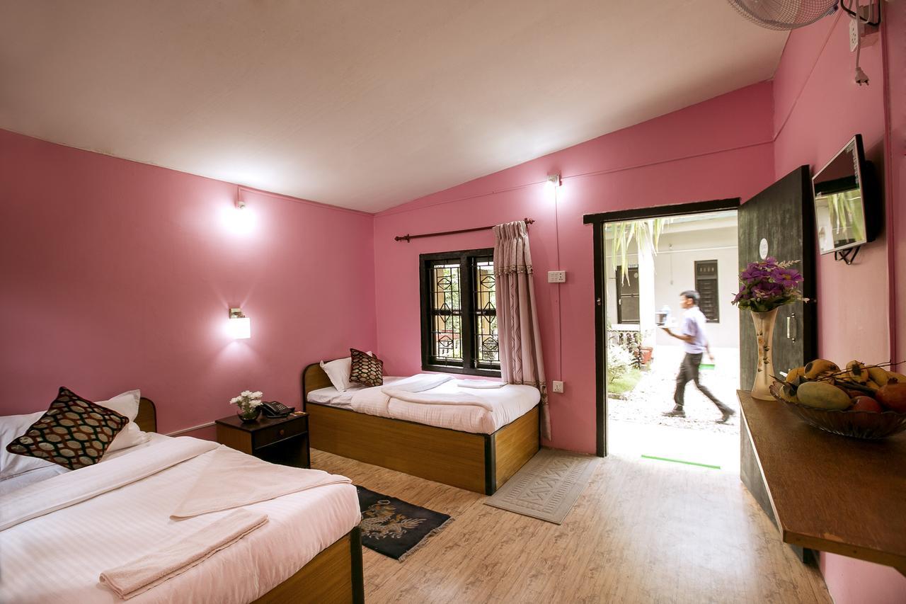 Sauraha Nana Hotel Exteriör bild