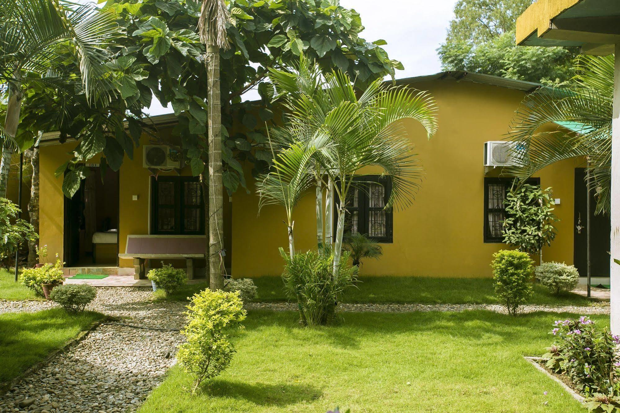 Sauraha Nana Hotel Exteriör bild