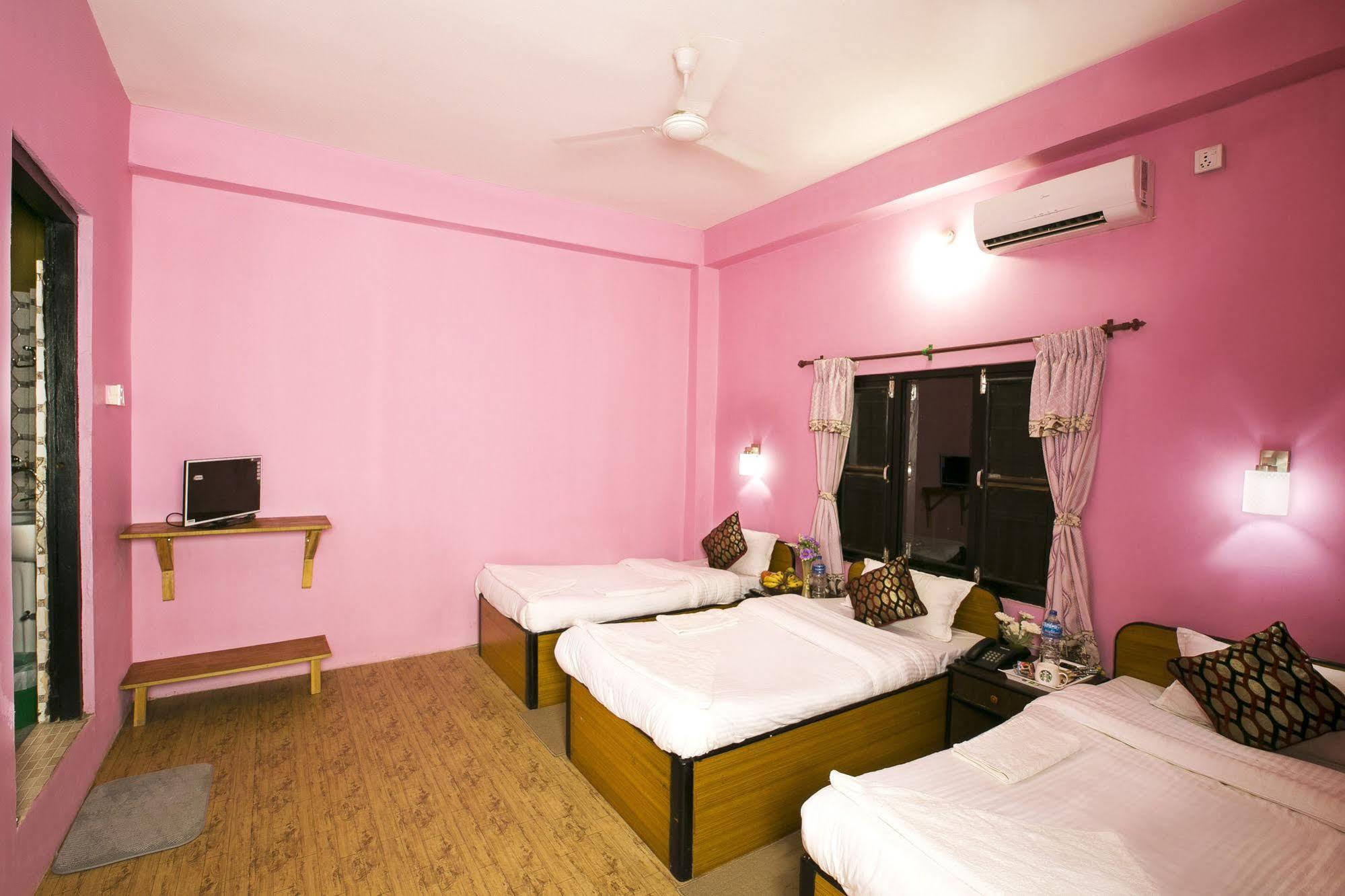 Sauraha Nana Hotel Exteriör bild