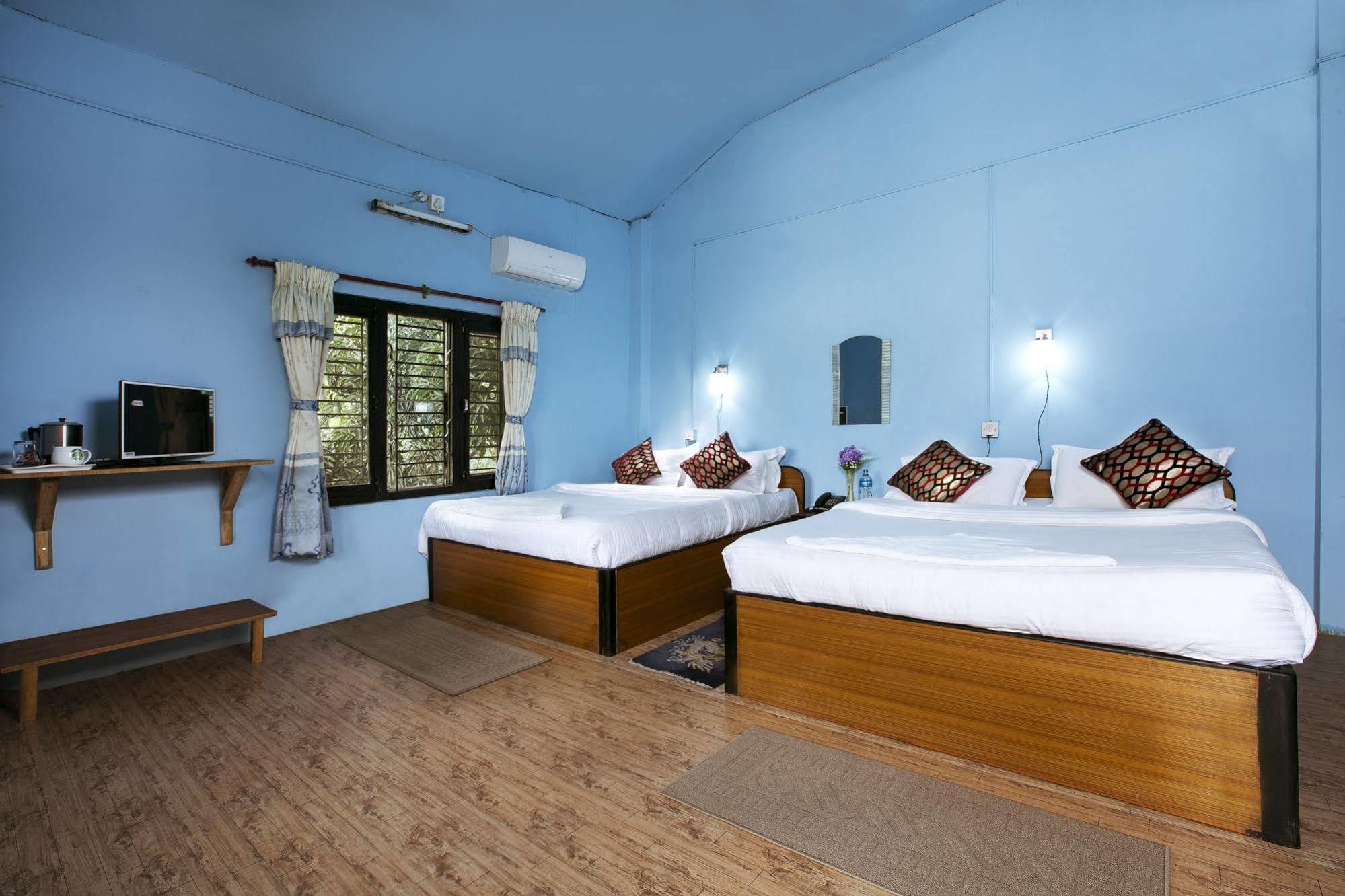 Sauraha Nana Hotel Exteriör bild