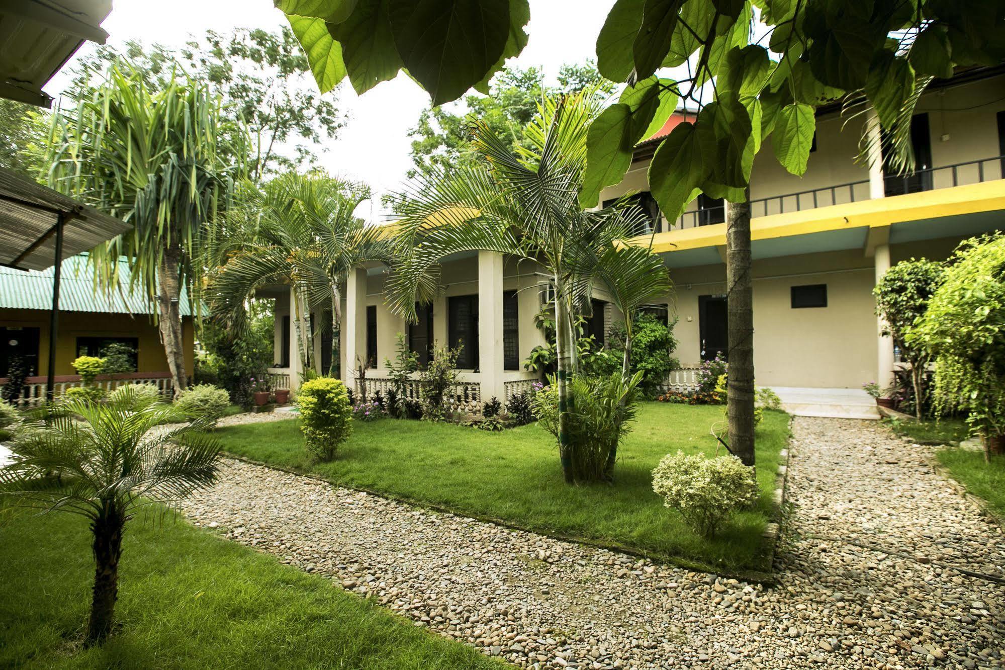 Sauraha Nana Hotel Exteriör bild