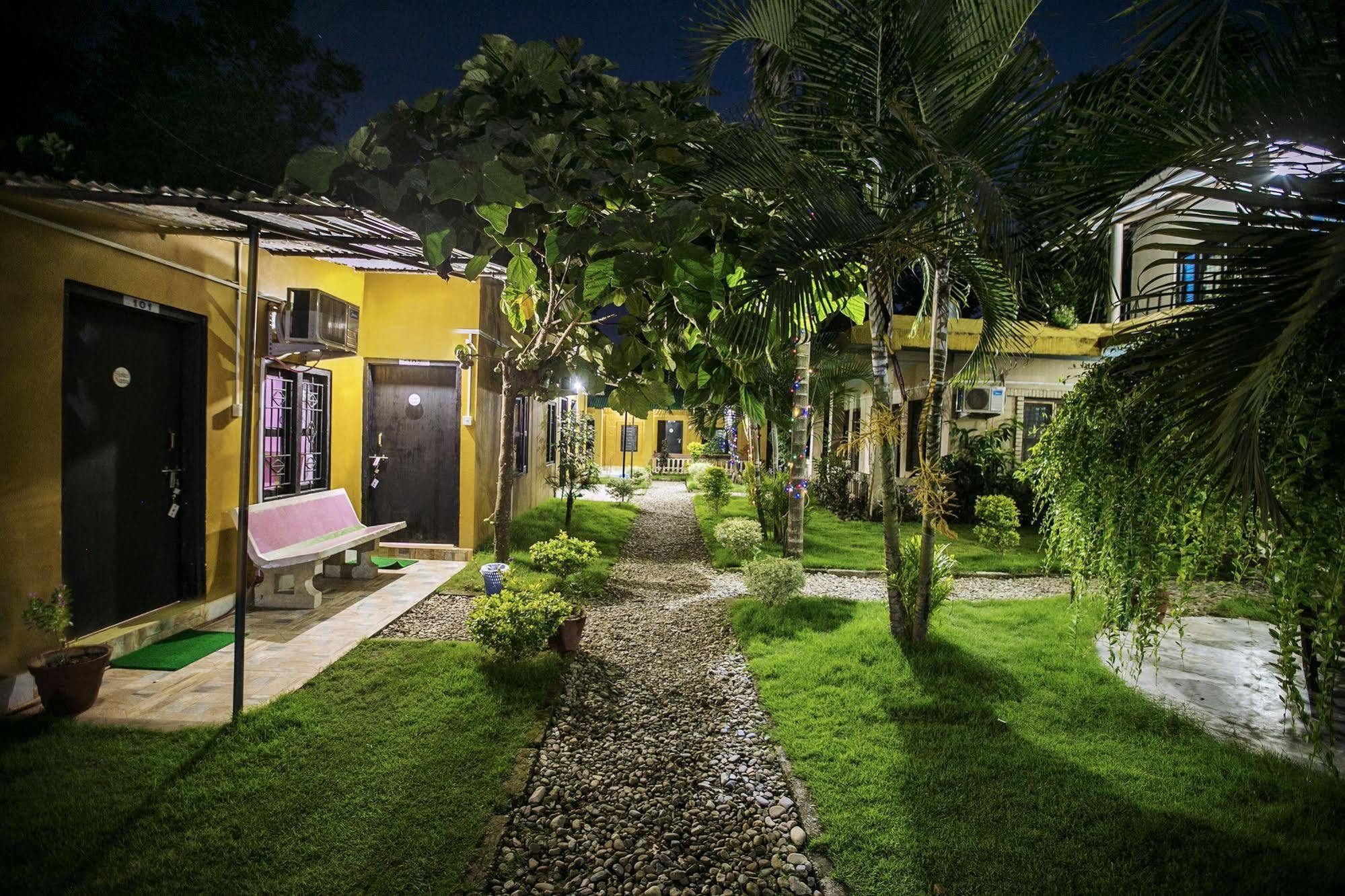 Sauraha Nana Hotel Exteriör bild